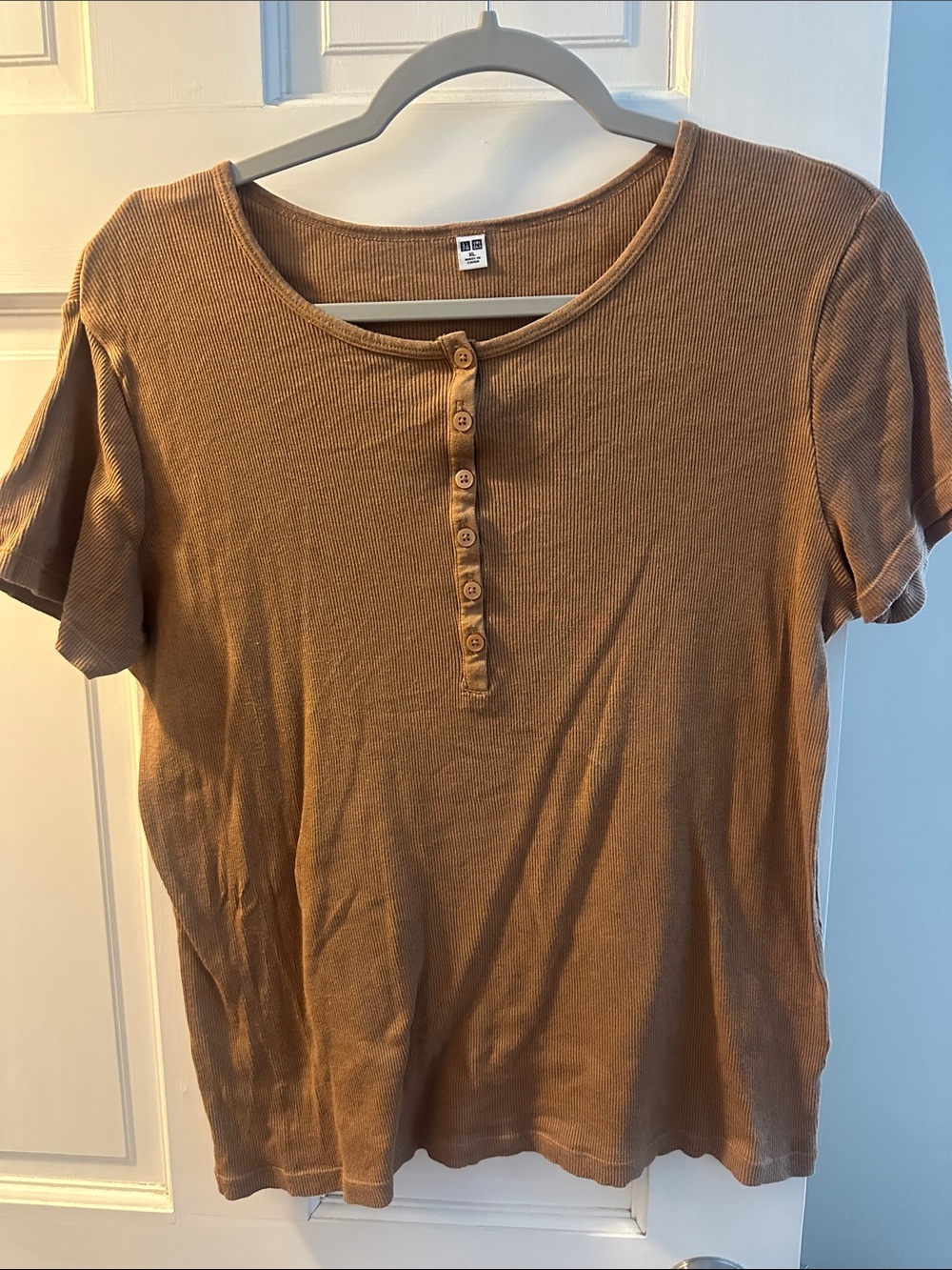 Uniqlo Short Sleeve Ribbed Henley Tee in Camel Brown